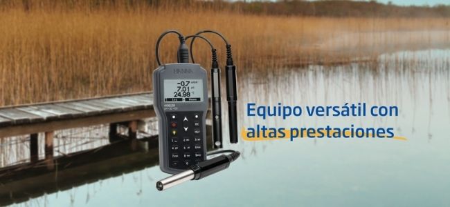 Dispositivo multiparamétrico versátil con precisión de laboratorio, con sondas conectadas, presentado frente a un entorno natural de humedales con un muelle de madera